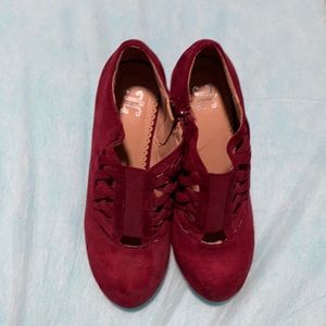 Women’s heels, never worn in excellent shape.